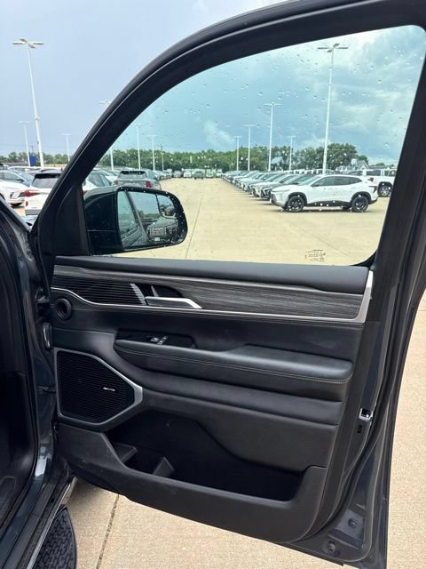 Used 2024 Jeep Wagoneer L Series II w/ Flexible Seating Group AWD/4WD image 12