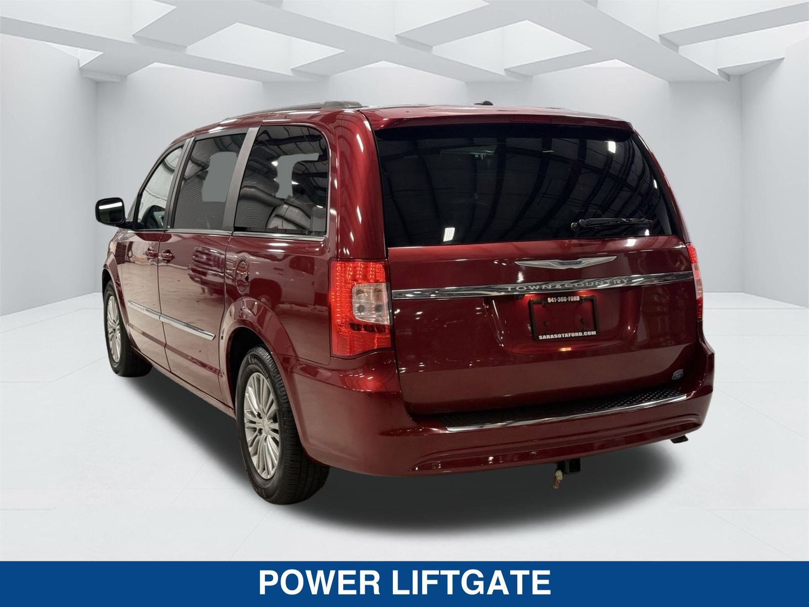 Used 2014 Chrysler Town & Country Touring-L image 5