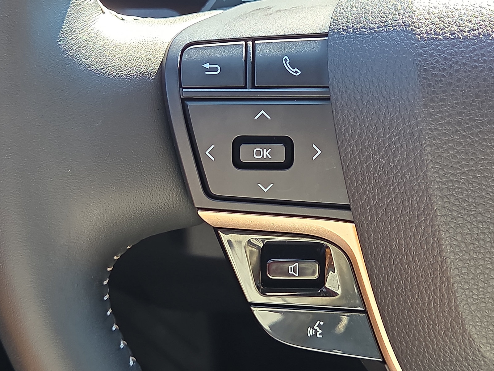 Used 2025 Toyota Crown Signia w/ Advanced Technology Package AWD/4WD image 21