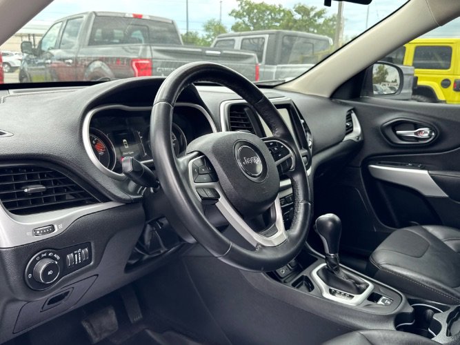 Used 2018 Jeep Cherokee Latitude Plus FWD image 20