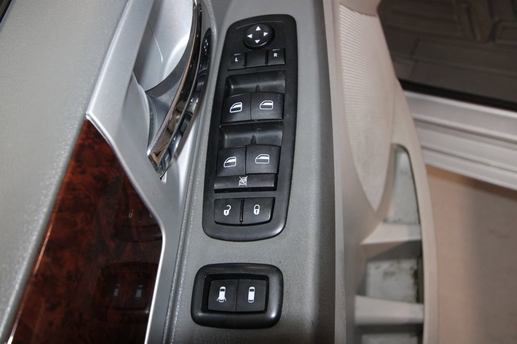 Used 2010 Chrysler Town & Country Touring image 6