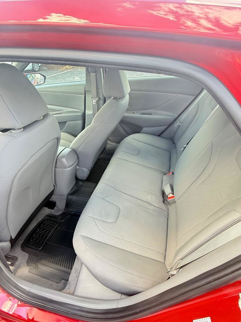 Used 2021 Hyundai Elantra SE FWD image 4
