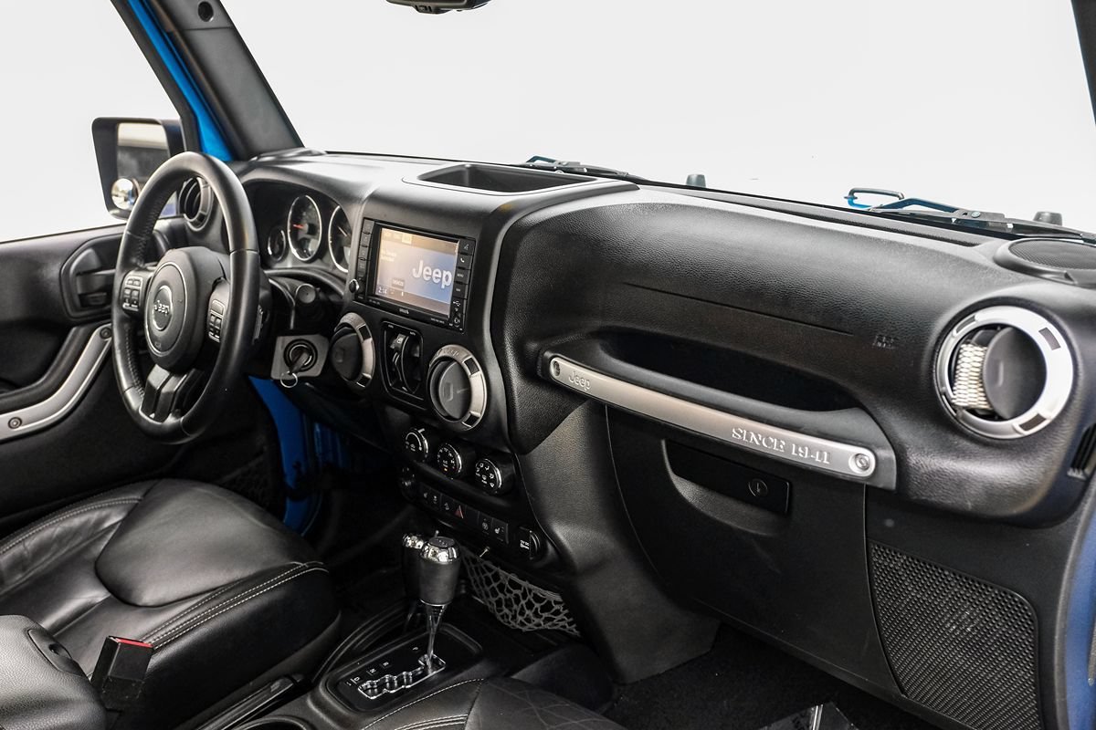 Used 2015 Jeep Wrangler Unlimited Sahara w/ Connectivity Group AWD/4WD image 14