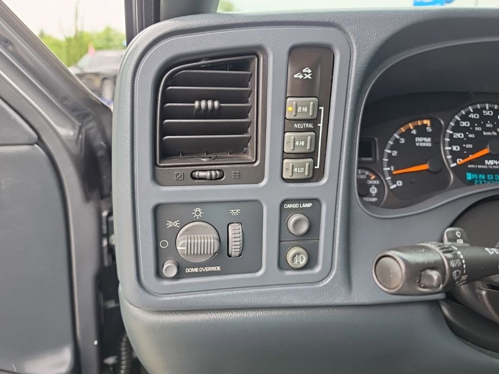 Used 2002 Chevrolet Silverado 2500 LS w/ Electrical Convenience Pkg AWD/4WD image 2