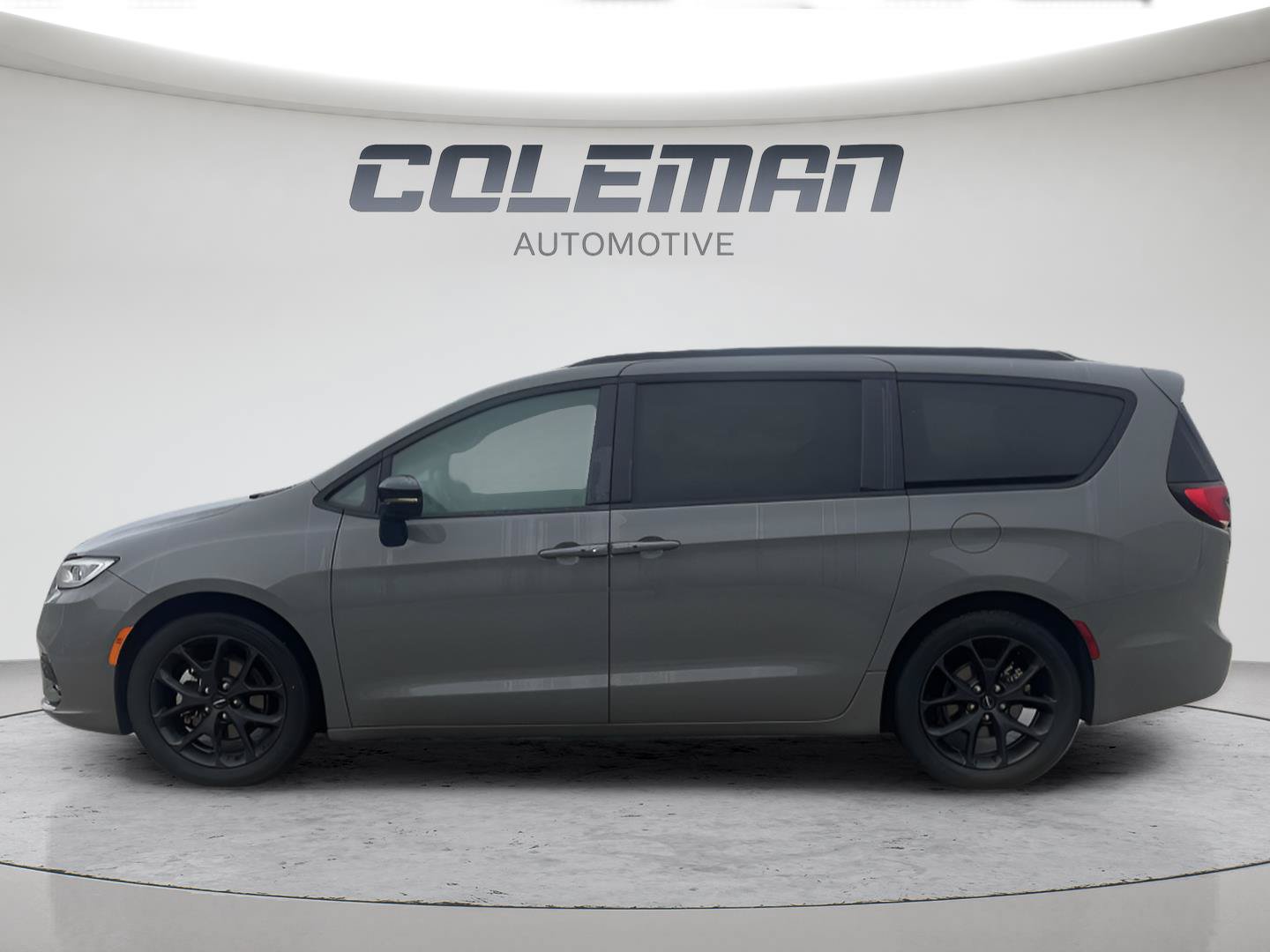 Used 2023 Chrysler Pacifica Limited w/ Uconnect Theater Family Group FWD image 33