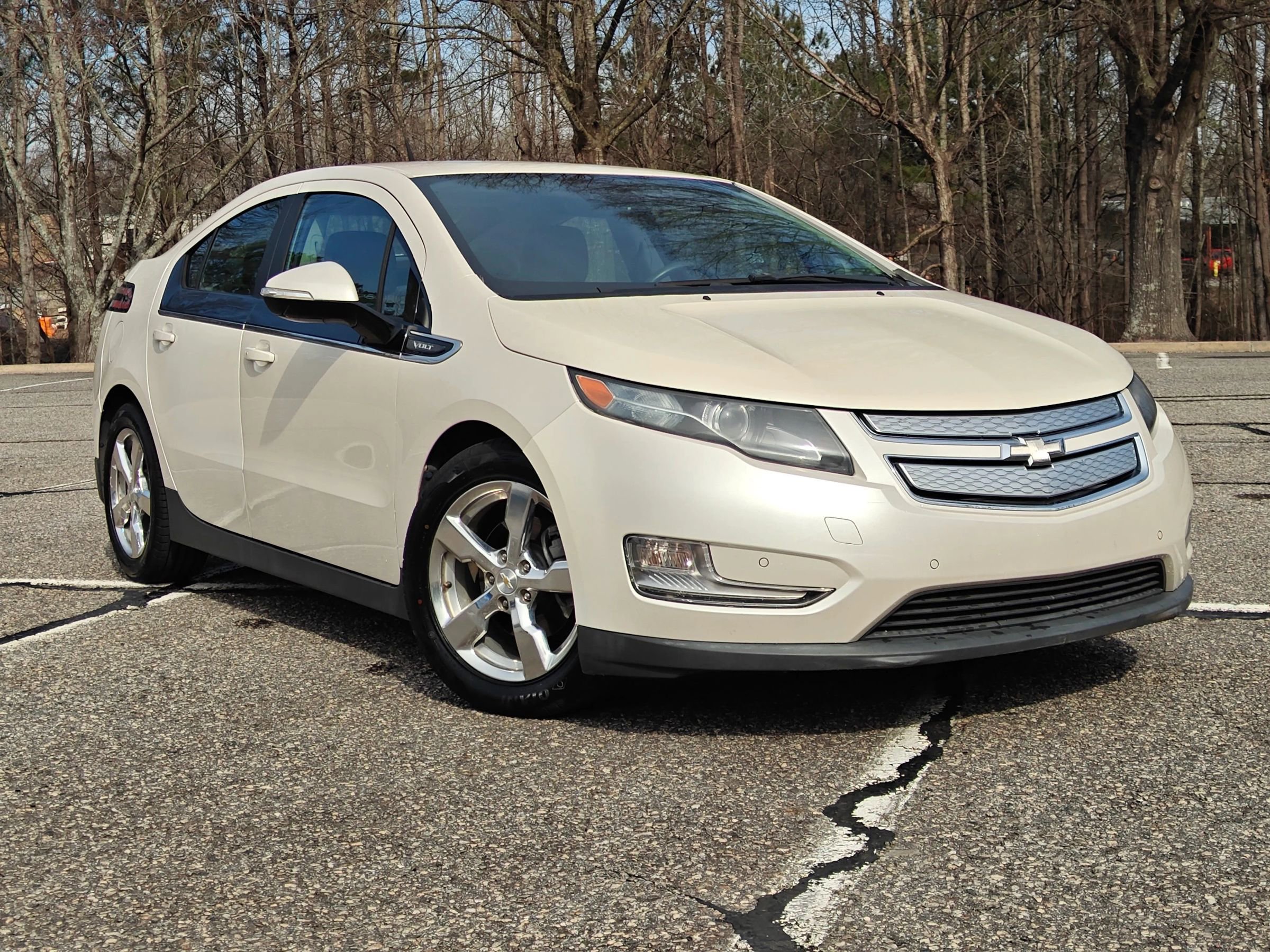 Used 2014 Chevrolet Volt Premium w/ Premium Trim Package FWD image 2