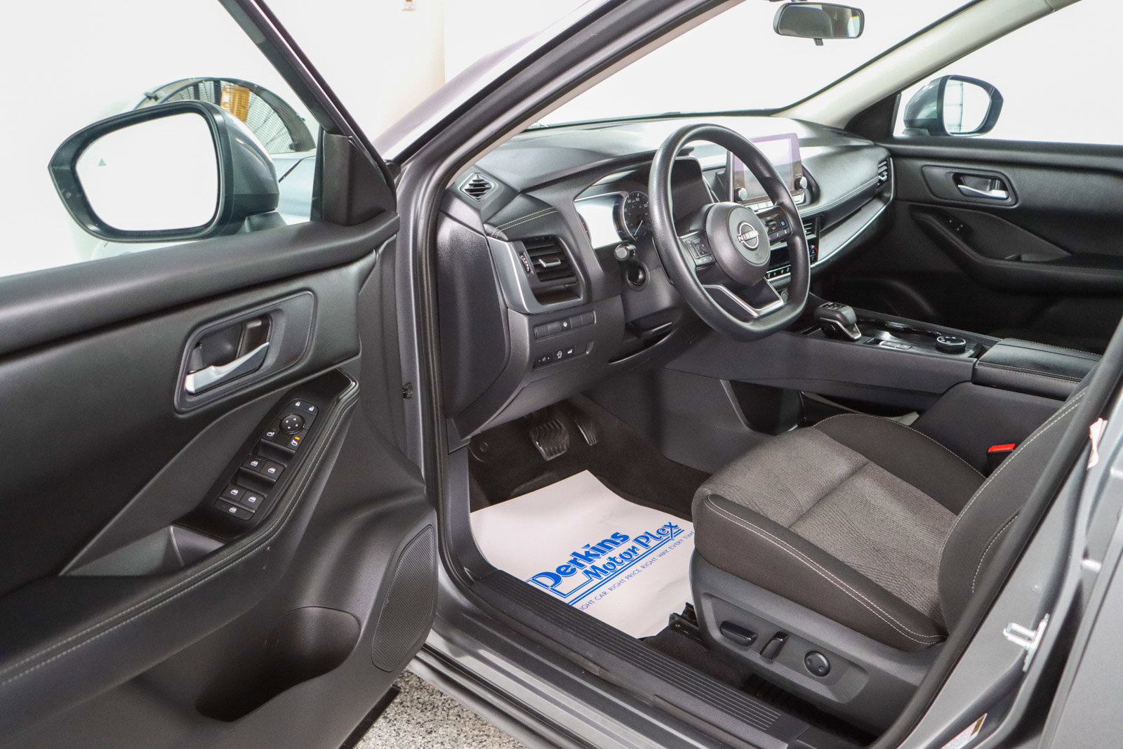 Used 2024 Nissan Rogue SV AWD/4WD image 3