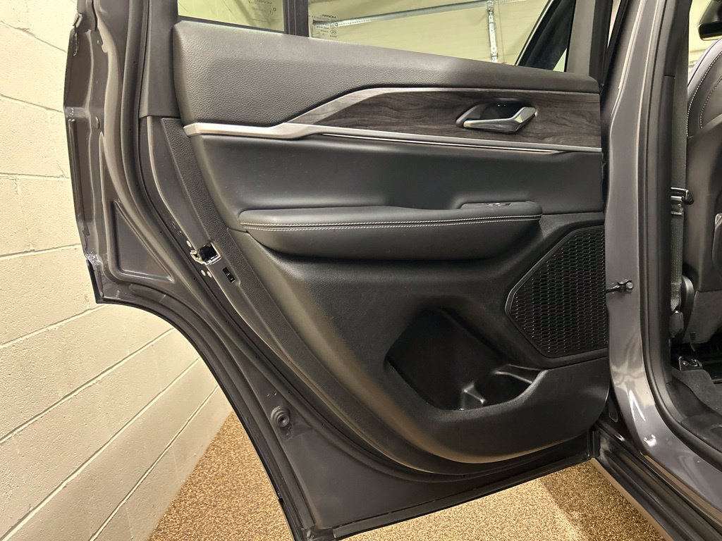 Used 2025 Jeep Grand Cherokee Limited AWD/4WD image 16