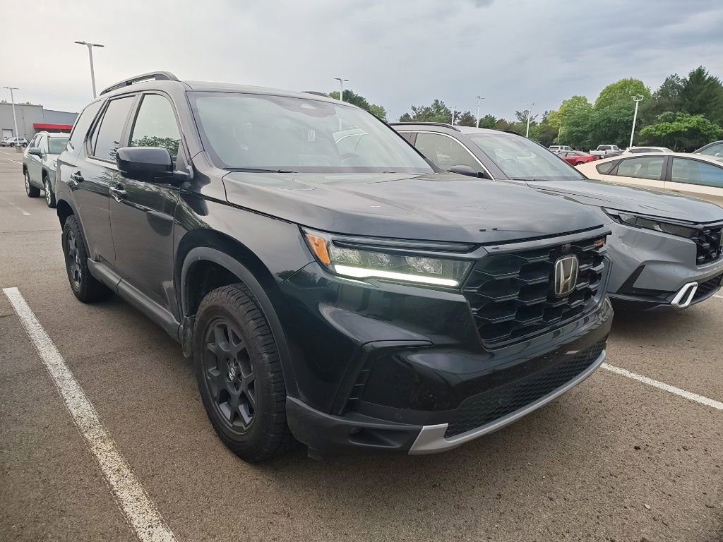 Used 2025 Honda Pilot TrailSport image 3