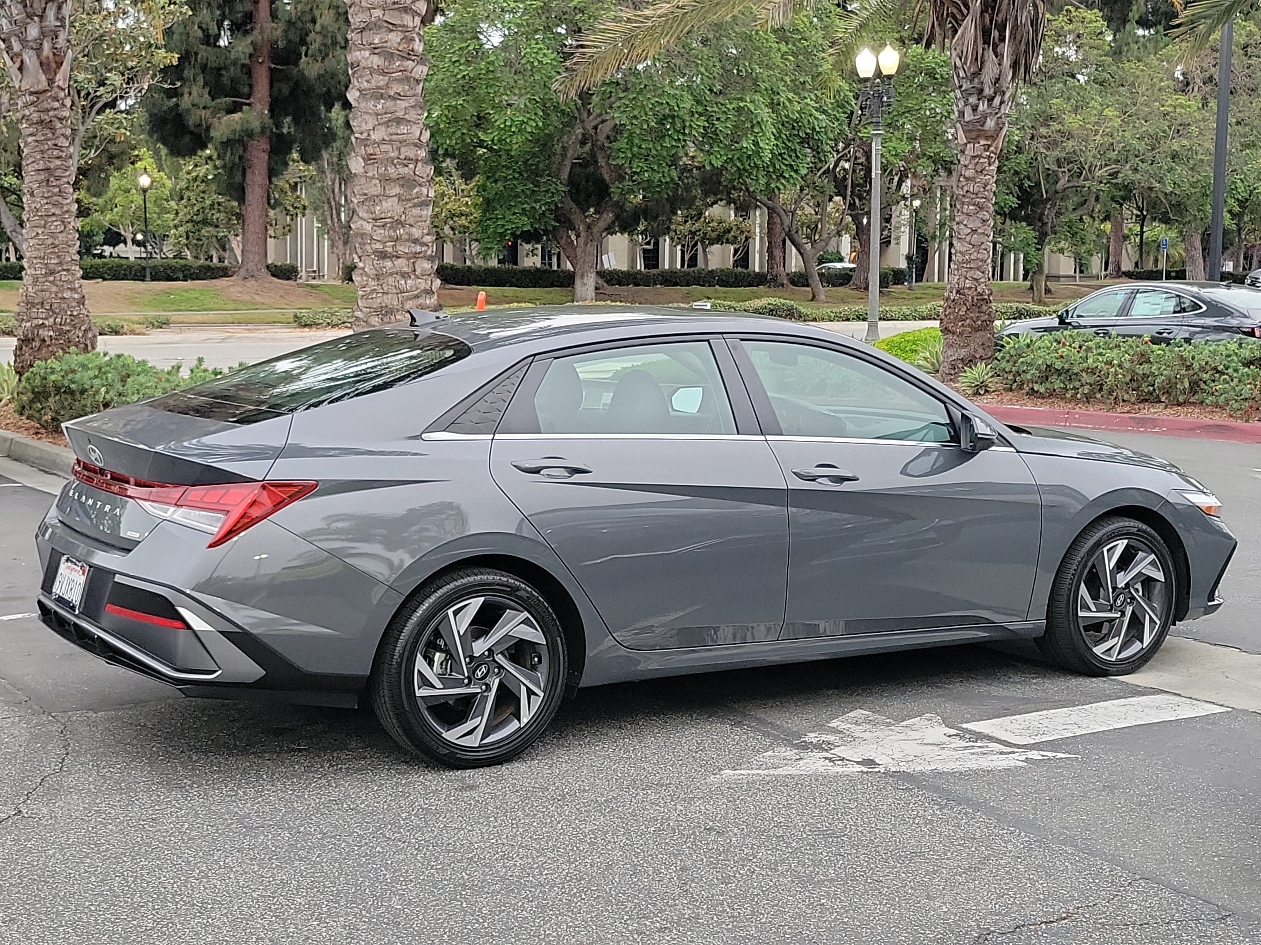 Certified 2025 Hyundai Elantra Limited FWD image 5