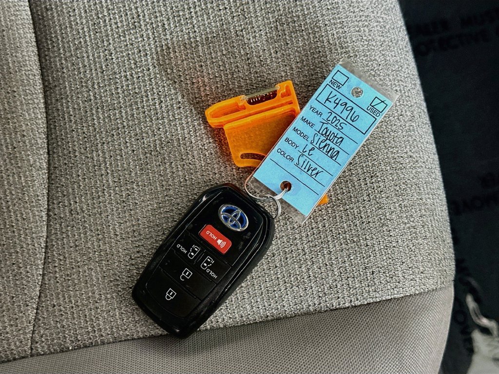 Used 2025 Toyota Sienna LE FWD image 38