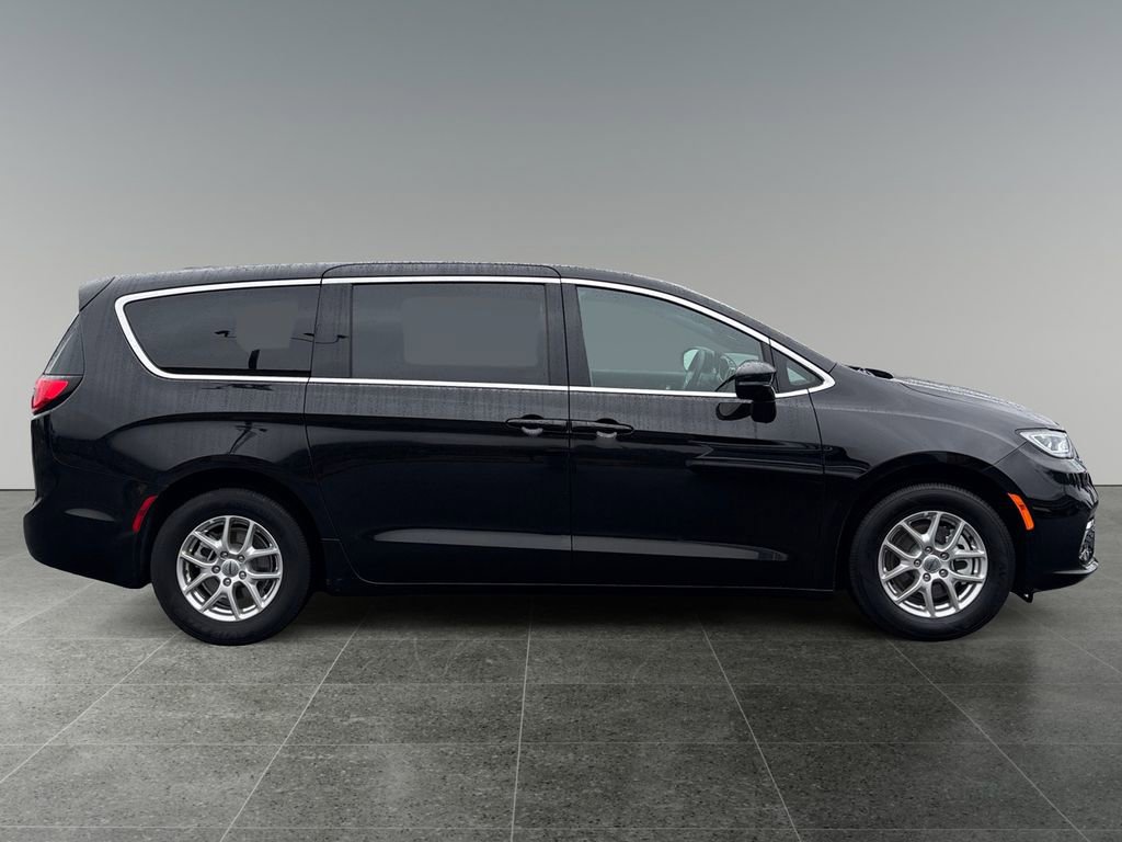 Used 2025 Chrysler Pacifica Select image 8