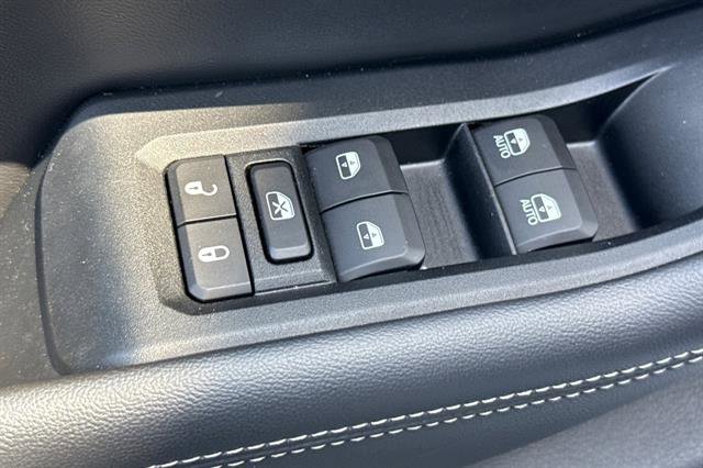 Used 2023 Jeep Grand Cherokee Altitude AWD/4WD image 11
