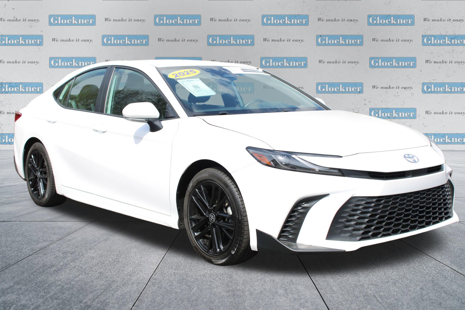 Used 2025 Toyota Camry SE image 3