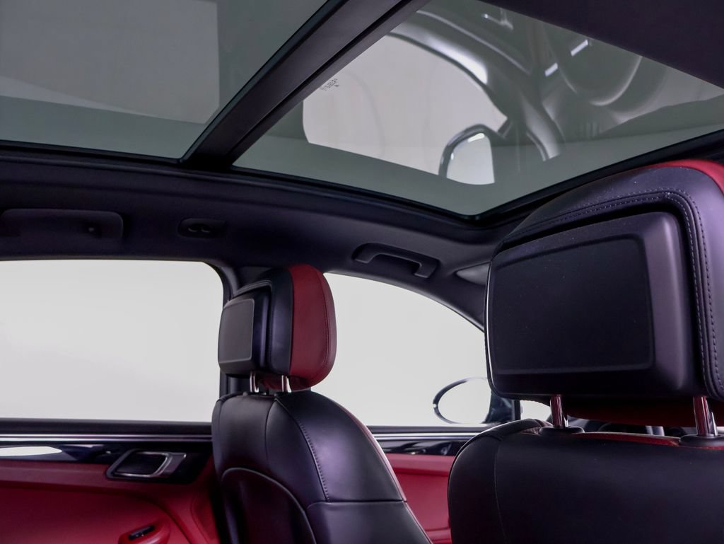 Certified 2023 Porsche Macan AWD/4WD image 10