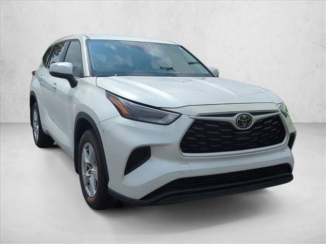 Used 2023 Toyota Highlander L AWD/4WD image 3