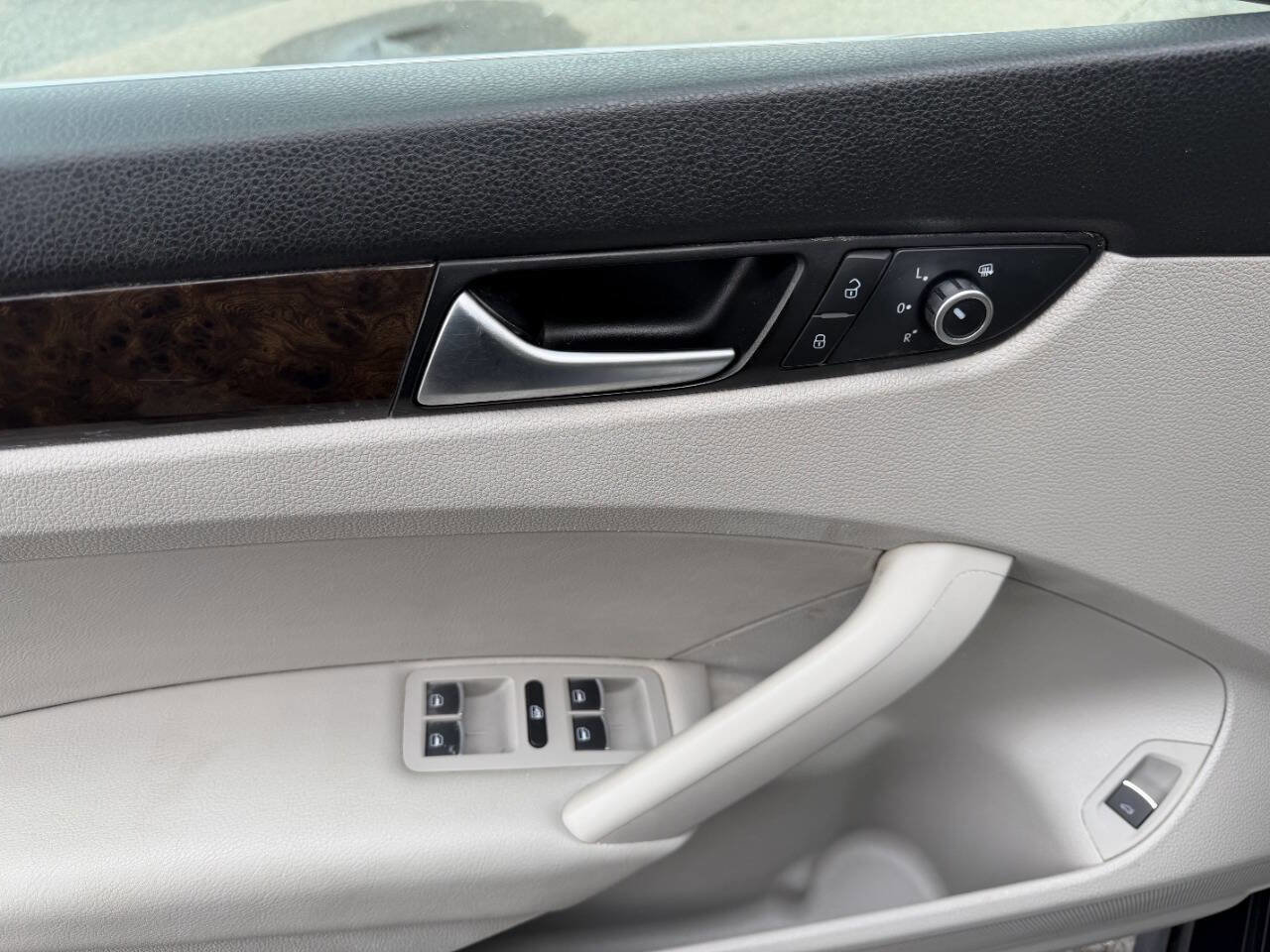 Used 2015 Volkswagen Passat TDI SEL Premium image 31