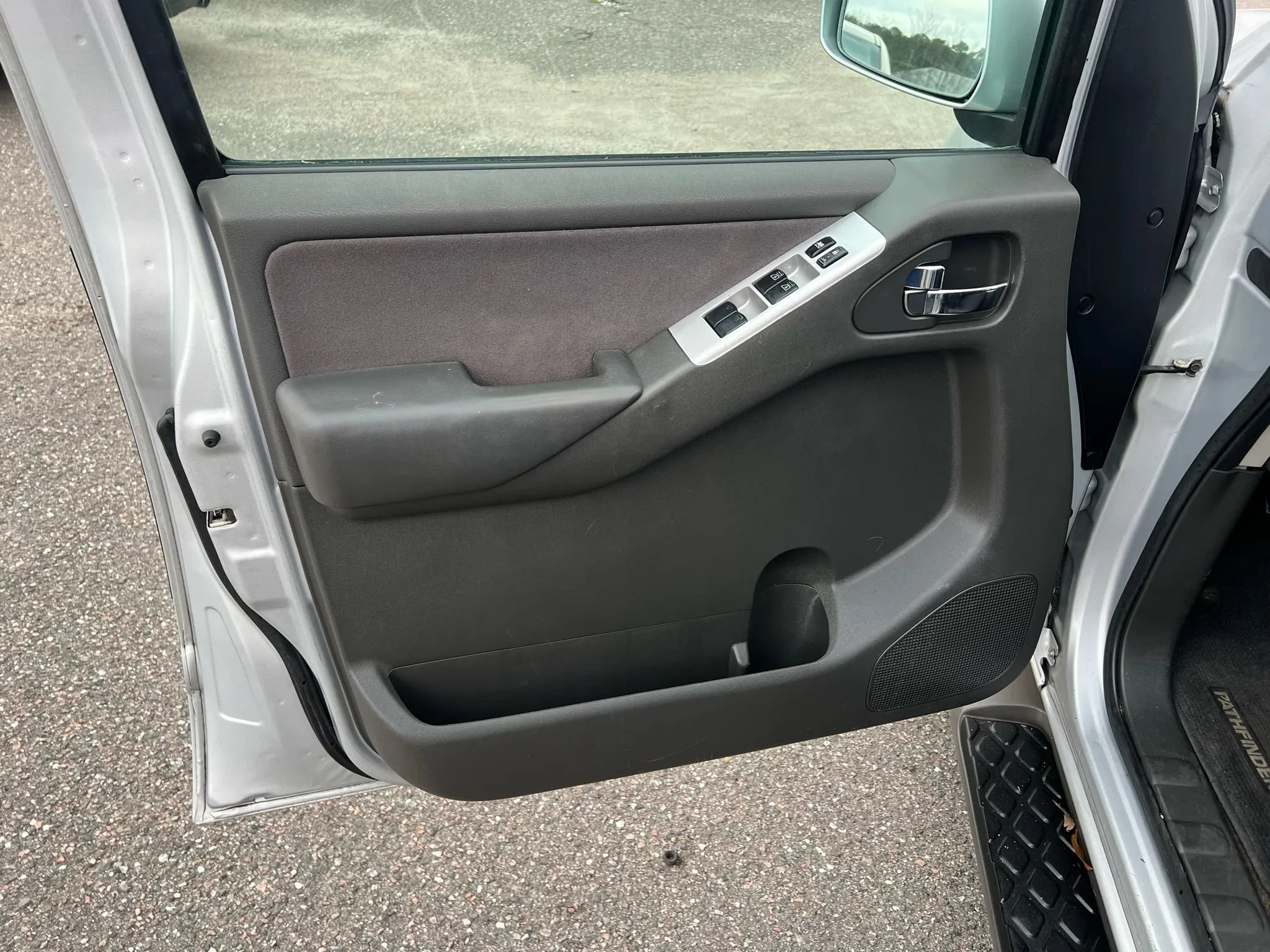 Used 2011 Nissan Pathfinder SV RWD image 6