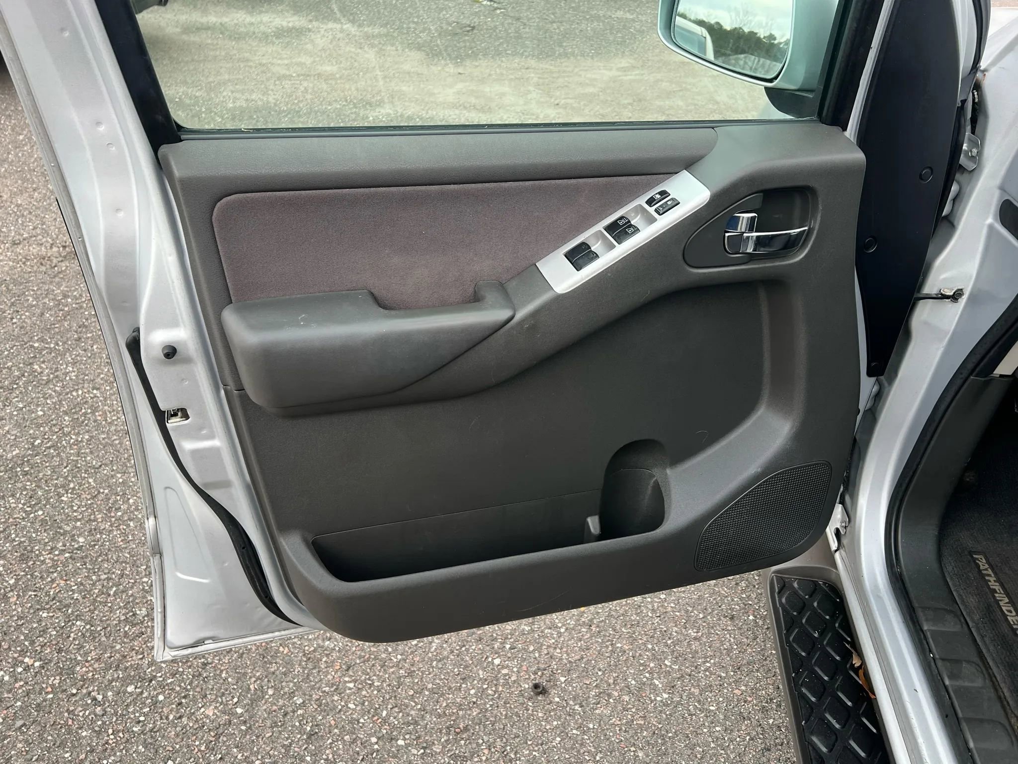 Used 2011 Nissan Pathfinder SV RWD image 6