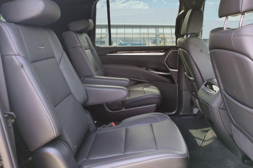 Certified 2025 Cadillac Escalade ESV Luxury RWD image 30
