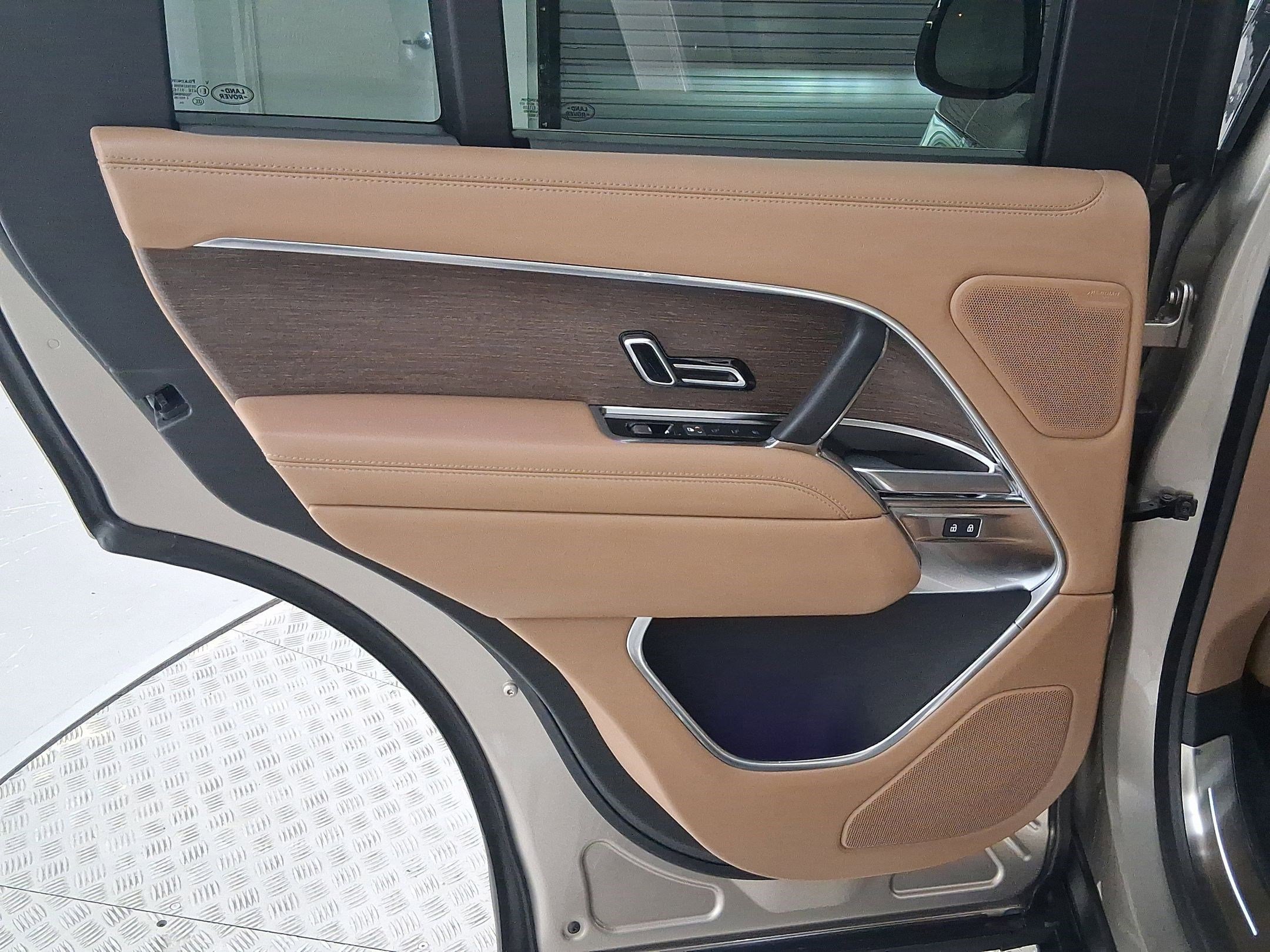 New 2025 Land Rover Range Rover SE image 18
