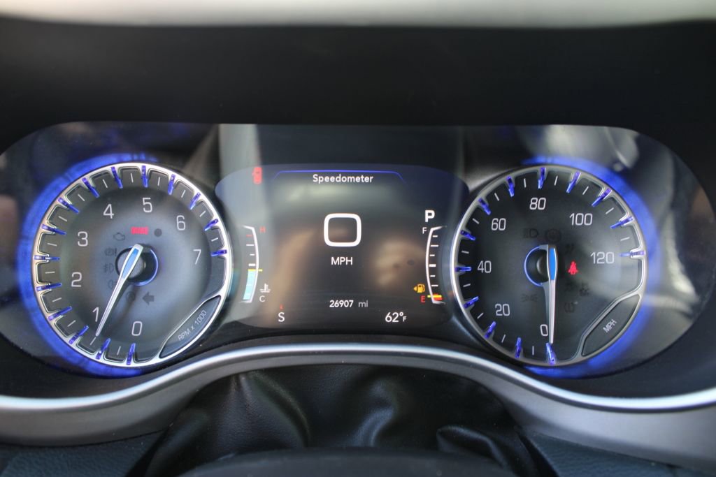 Used 2025 Chrysler Pacifica Select image 27