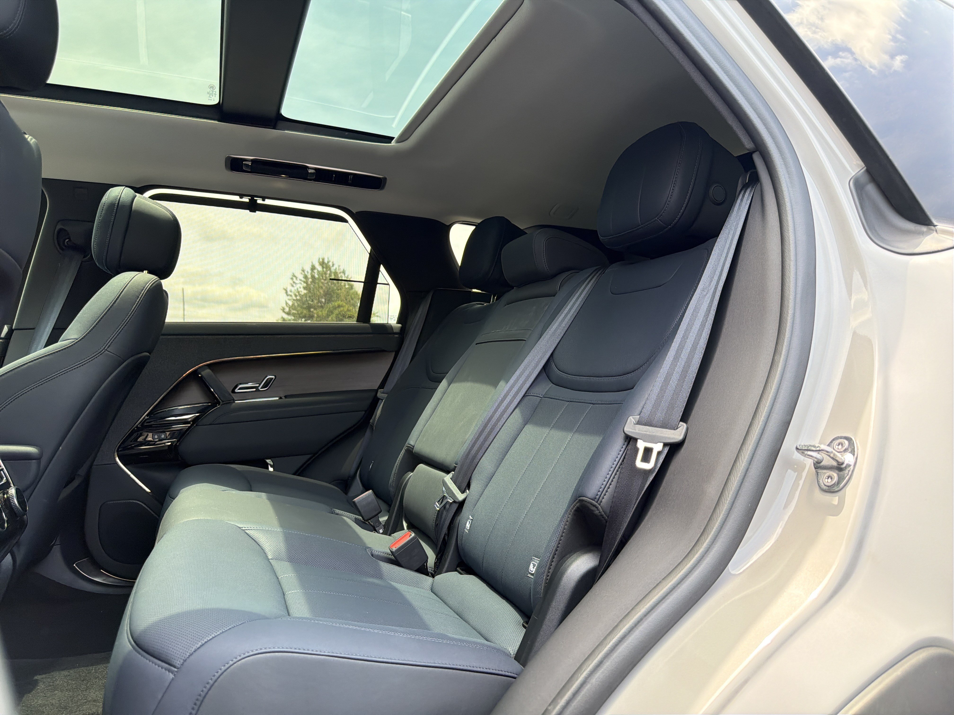 Used 2024 Land Rover Range Rover Sport SE AWD/4WD image 8