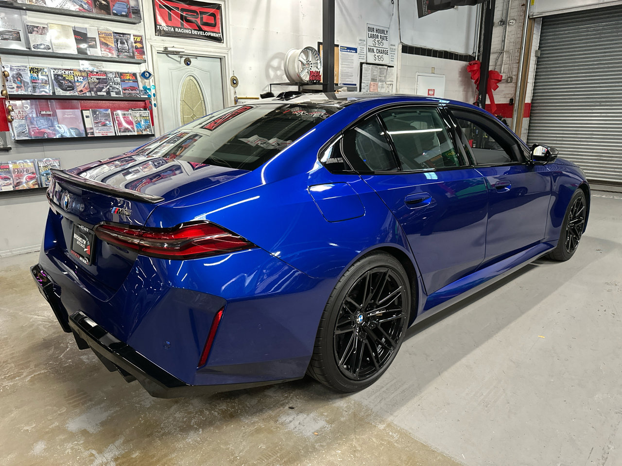 Used 2025 BMW M5 w/ Carbon Package image 5