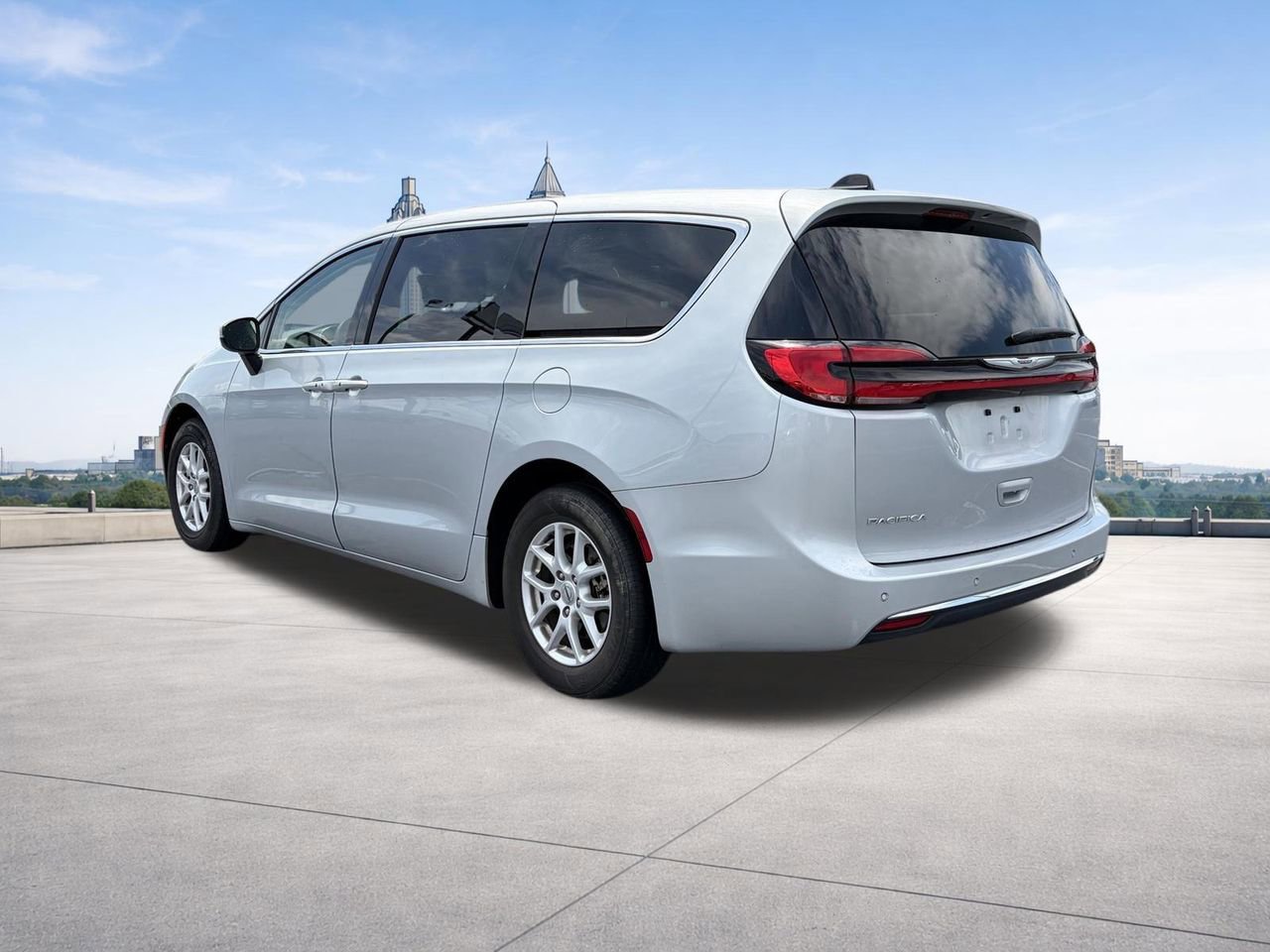 Used 2023 Chrysler Pacifica Touring-L FWD image 3