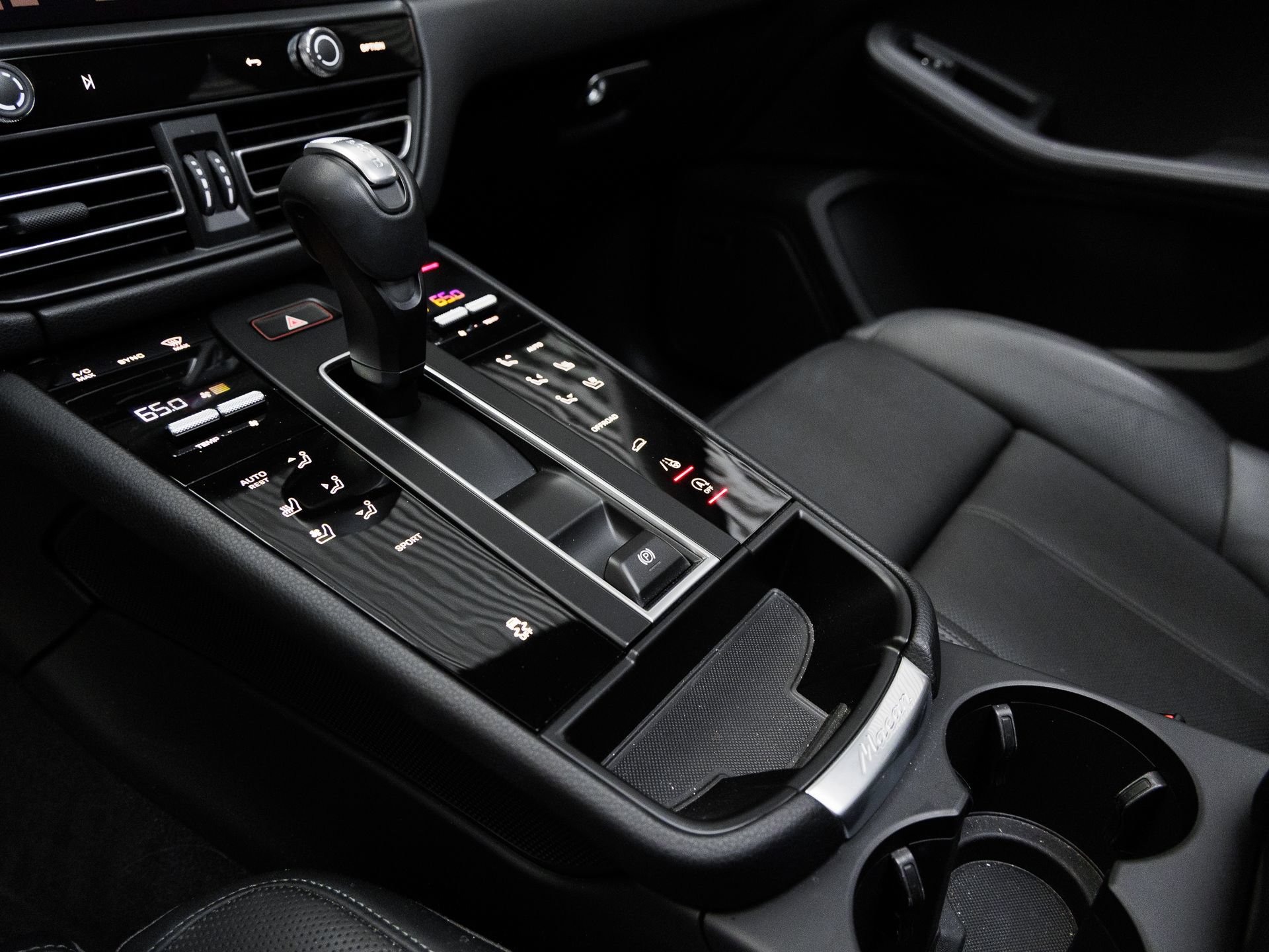 Certified 2025 Porsche Macan AWD/4WD image 23