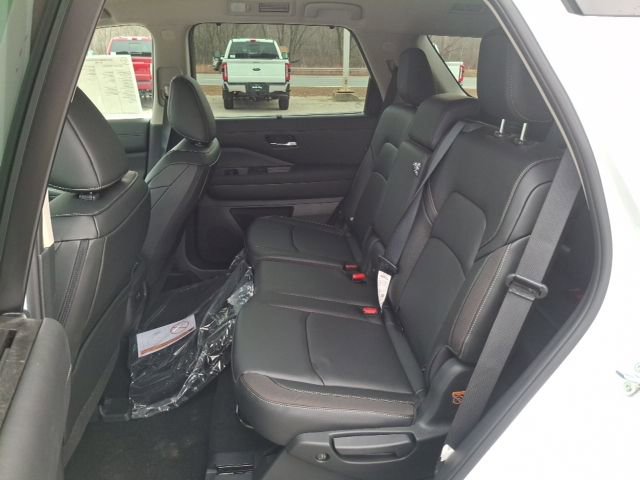 New 2025 Nissan Pathfinder SL w/ Black Appearance Package image 26