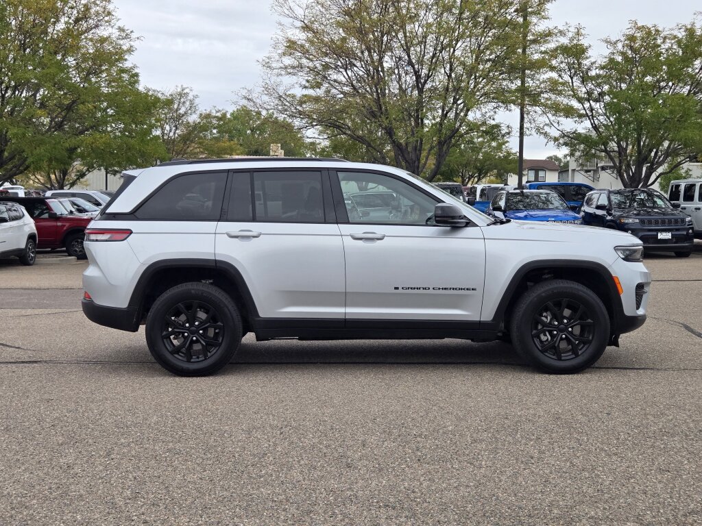 Used 2025 Jeep Grand Cherokee Altitude AWD/4WD image 2