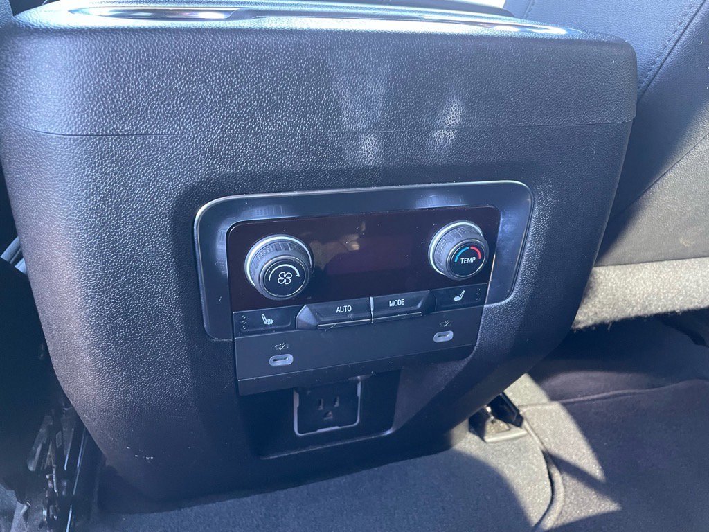 Used 2024 Chevrolet Suburban Z71 w/ Luxury Package image 8