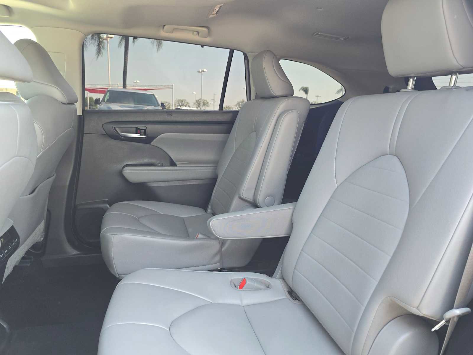 Used 2022 Toyota Highlander XLE image 19