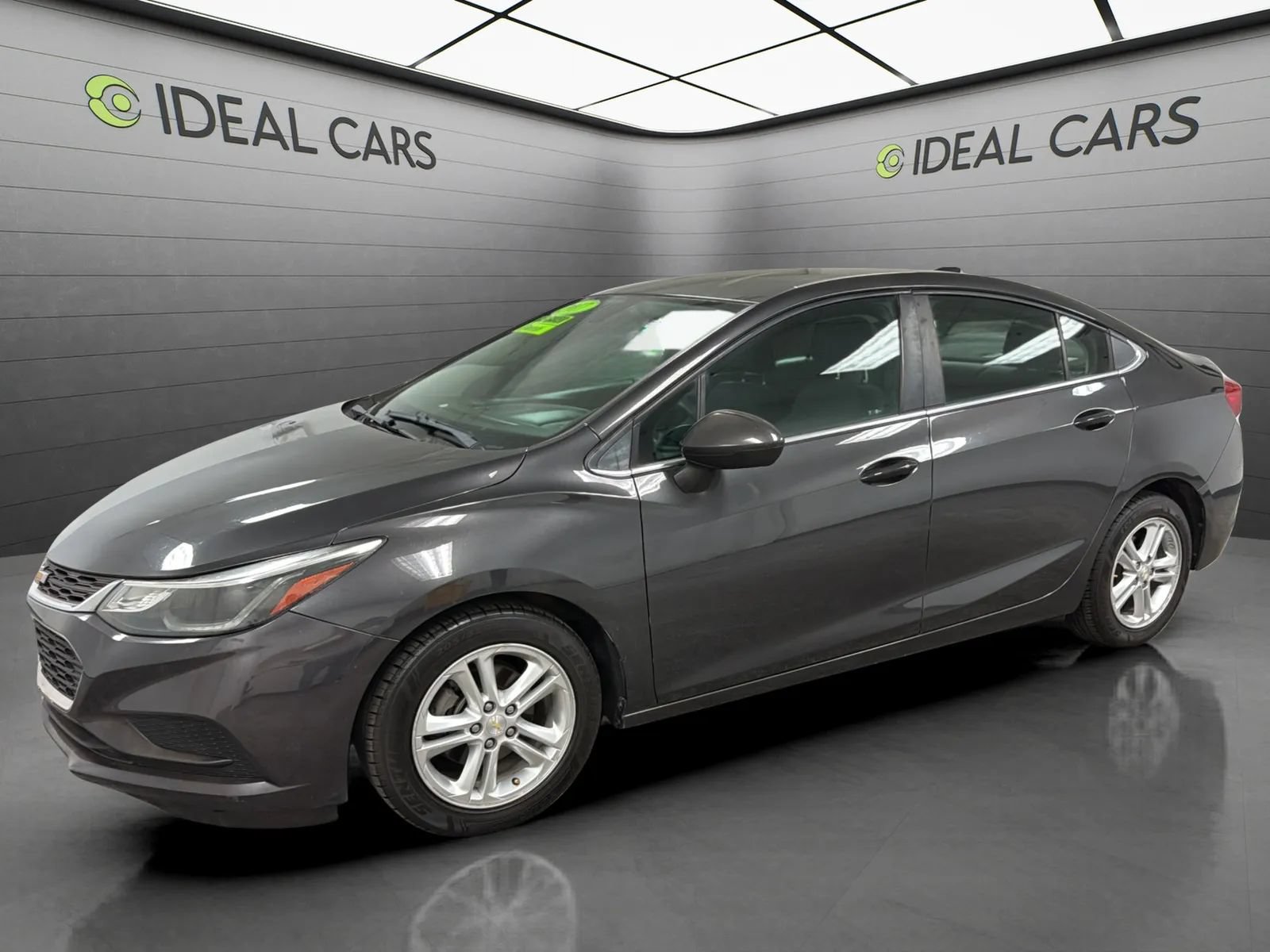 Used 2017 Chevrolet Cruze LT w/ Convenience Package FWD image 1