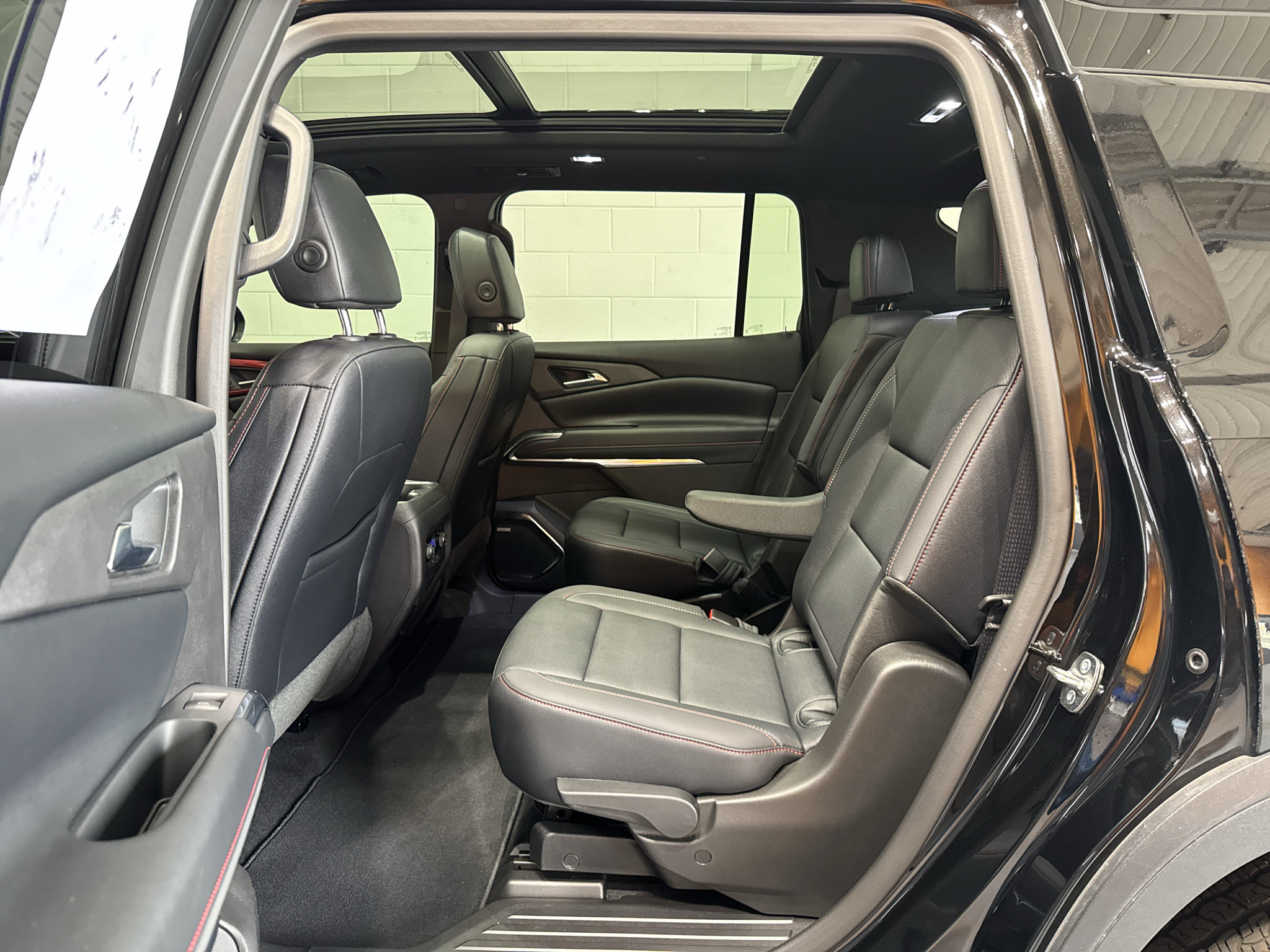 Used 2025 Chevrolet Traverse Z71 w/ Enhanced Driving Package AWD/4WD image 12