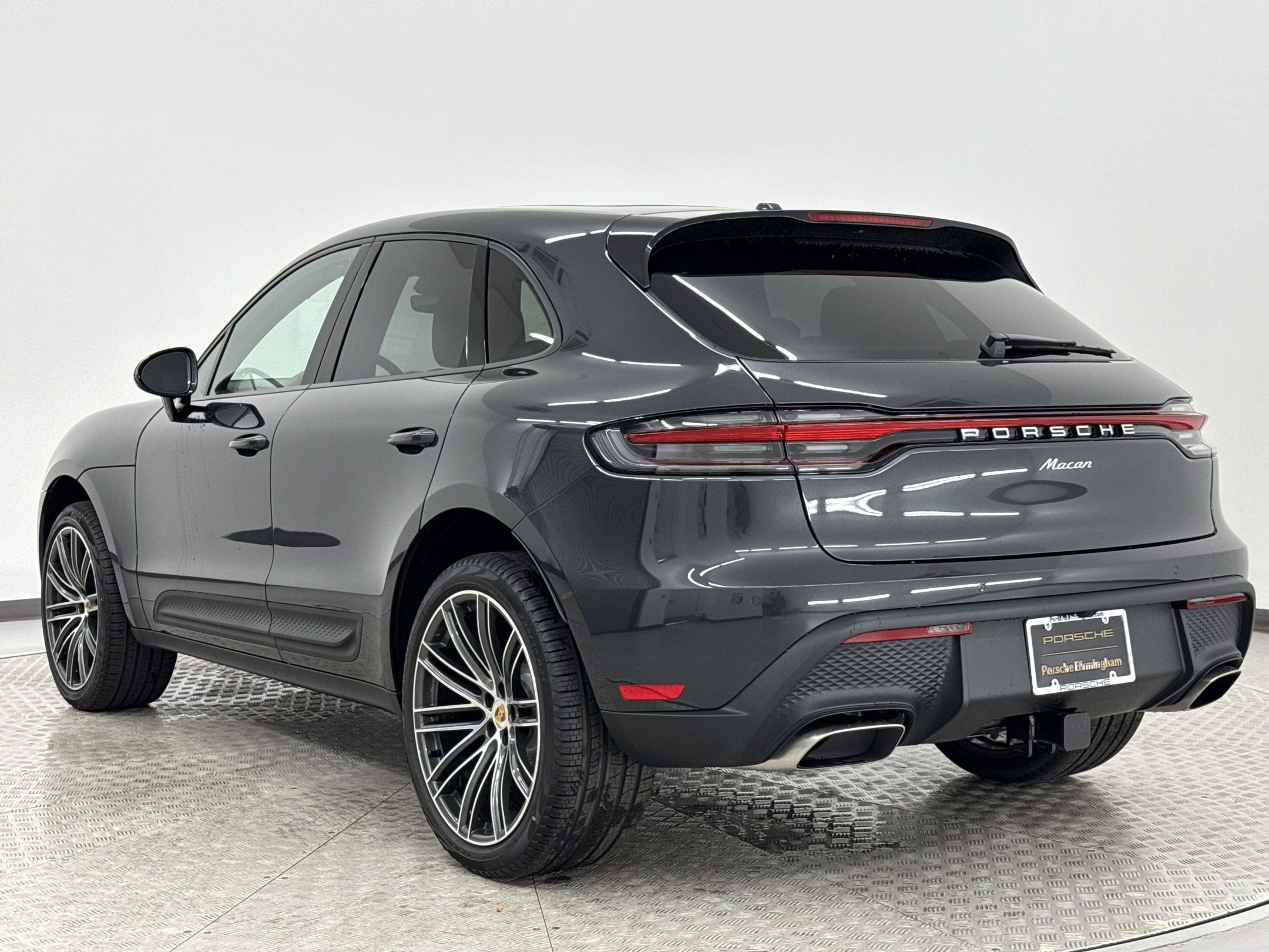 Used 2025 Porsche Macan image 3