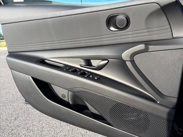 New 2025 Hyundai Elantra SEL image 11