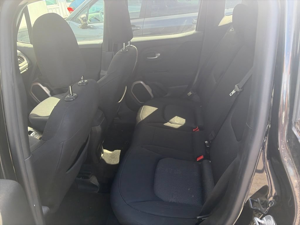 Used 2017 Jeep Renegade Latitude FWD image 8
