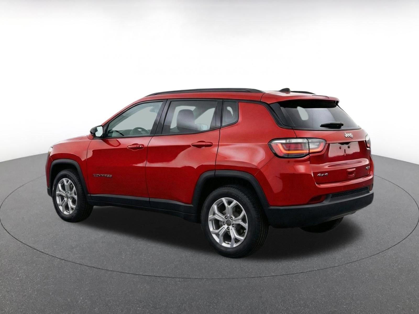 Used 2025 Jeep Compass Latitude AWD/4WD image 6