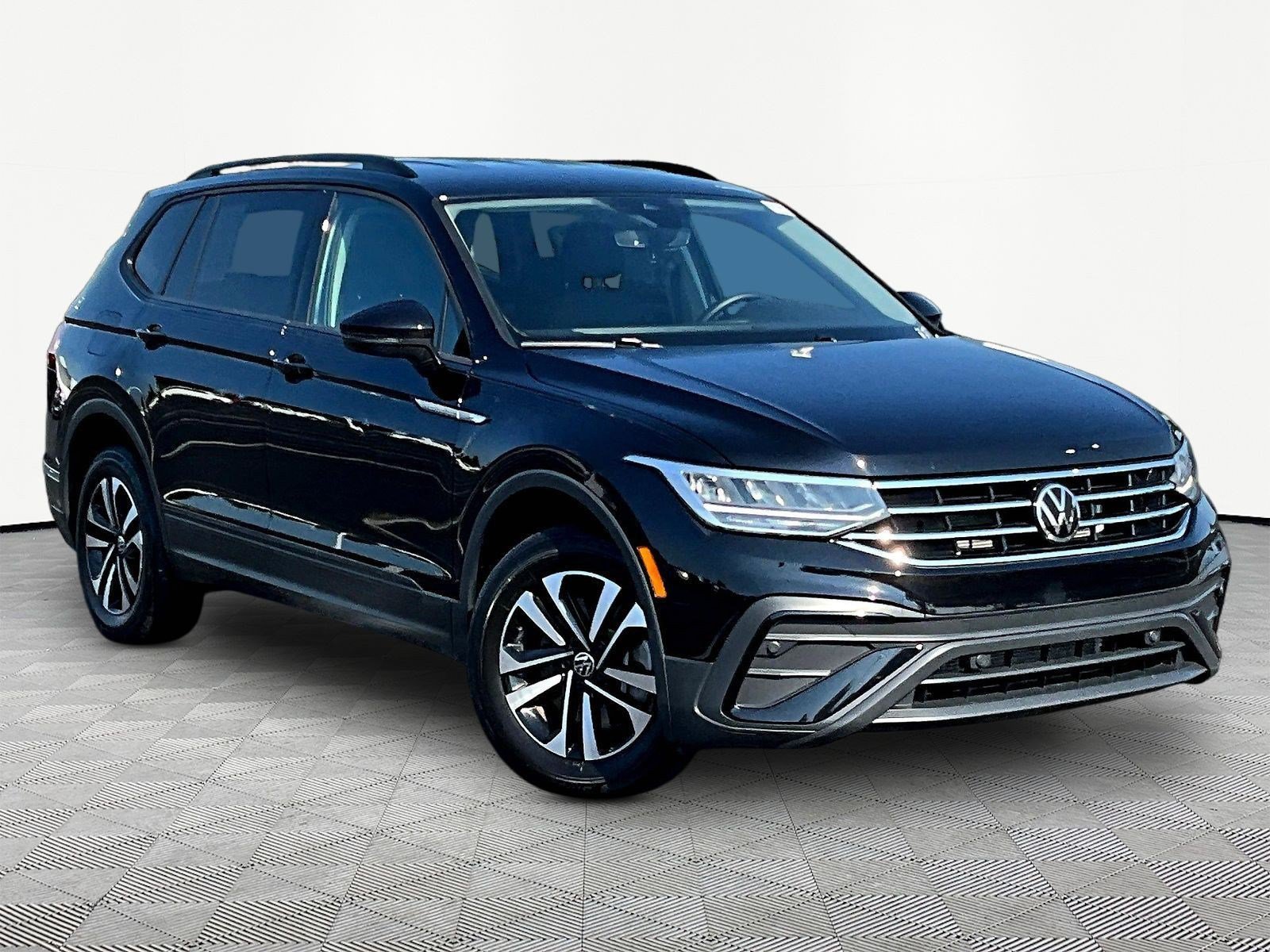 Used 2024 Volkswagen Tiguan S FWD image 3