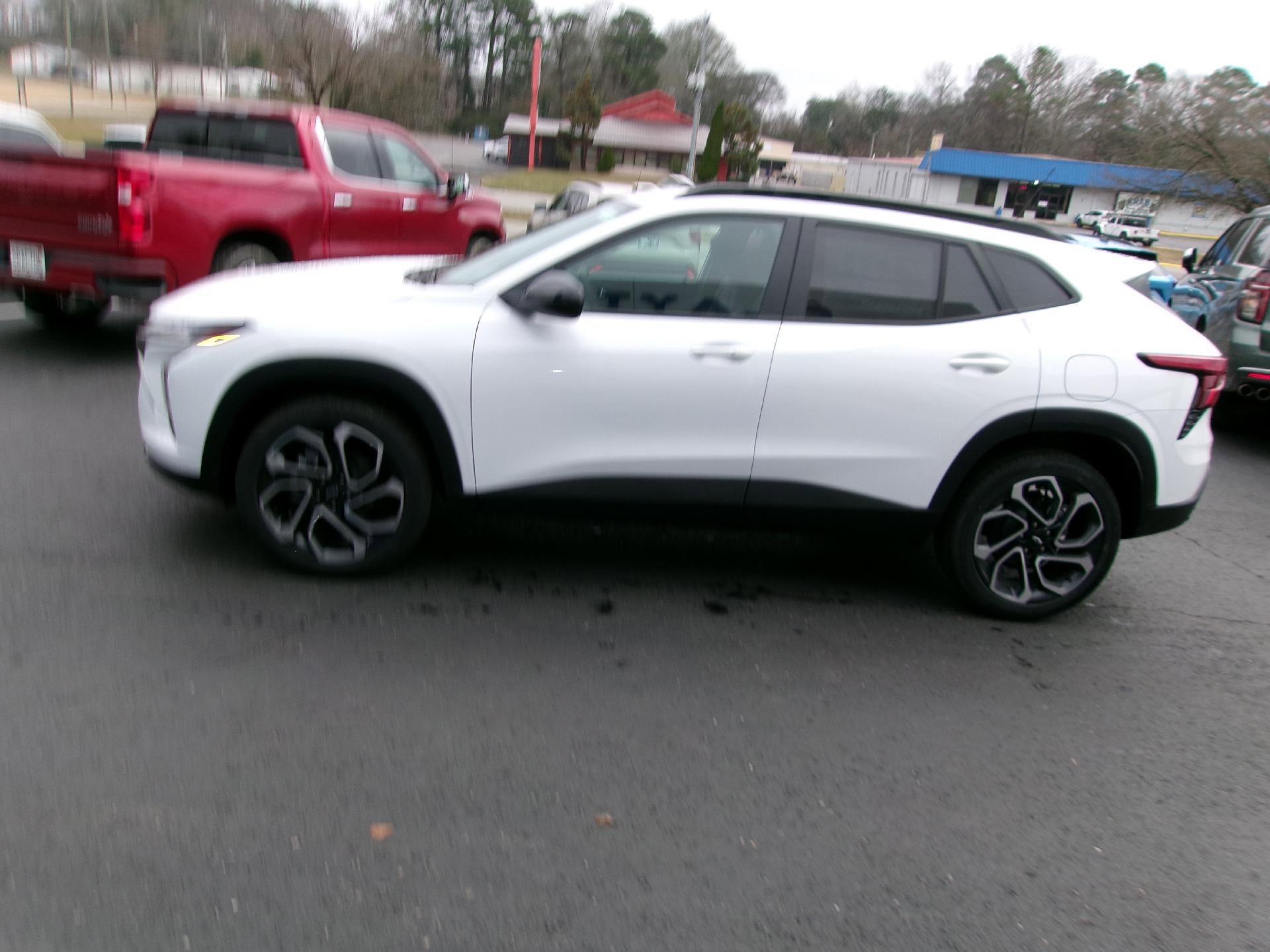 New 2026 Chevrolet Trax RS w/ Sunroof Package FWD image 6
