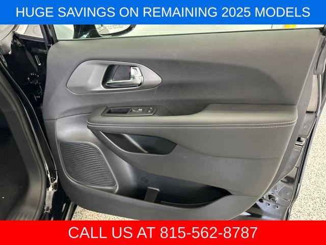 New 2025 Chrysler Pacifica Select image 12