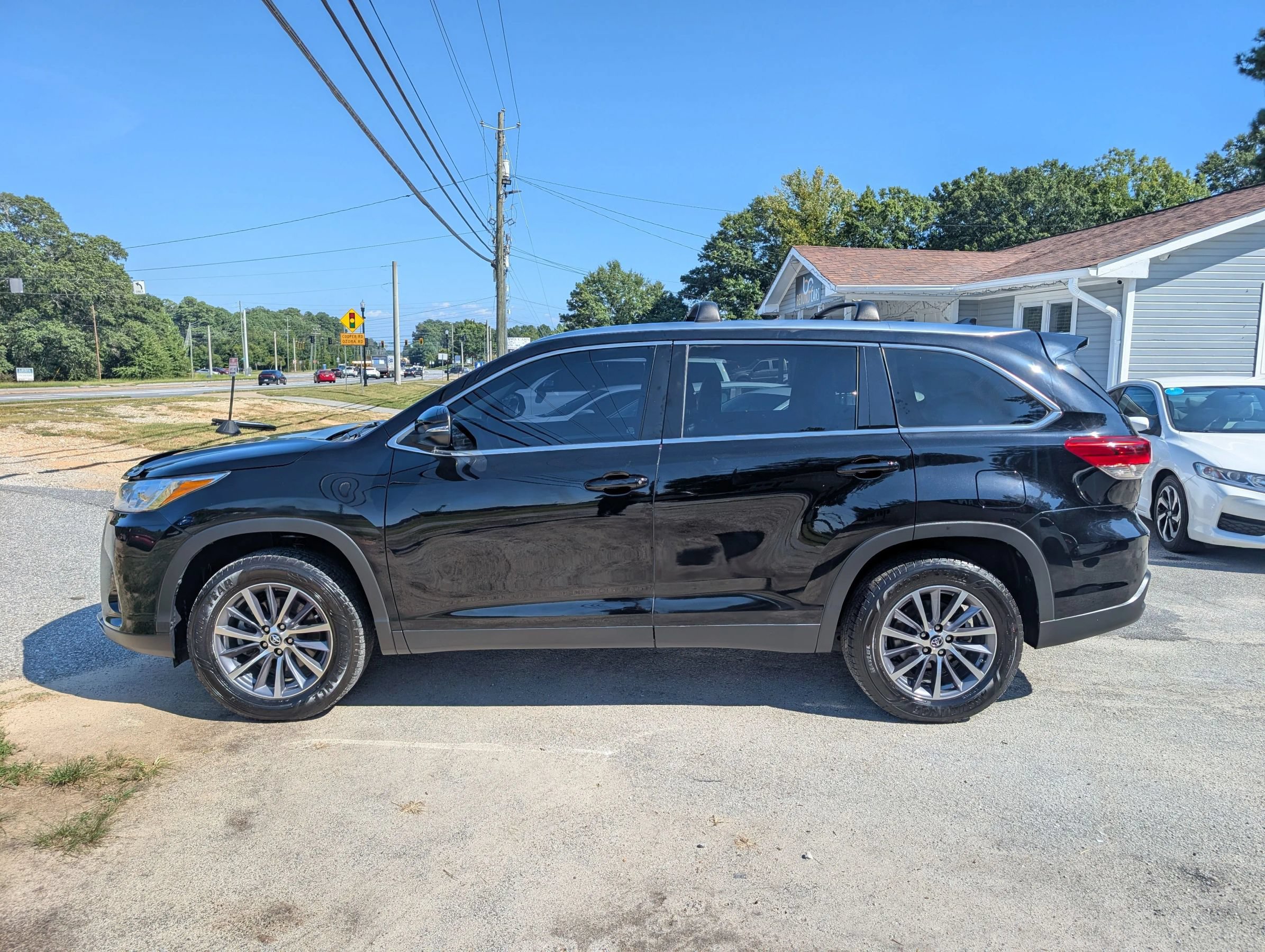 Used 2019 Toyota Highlander XLE FWD image 4