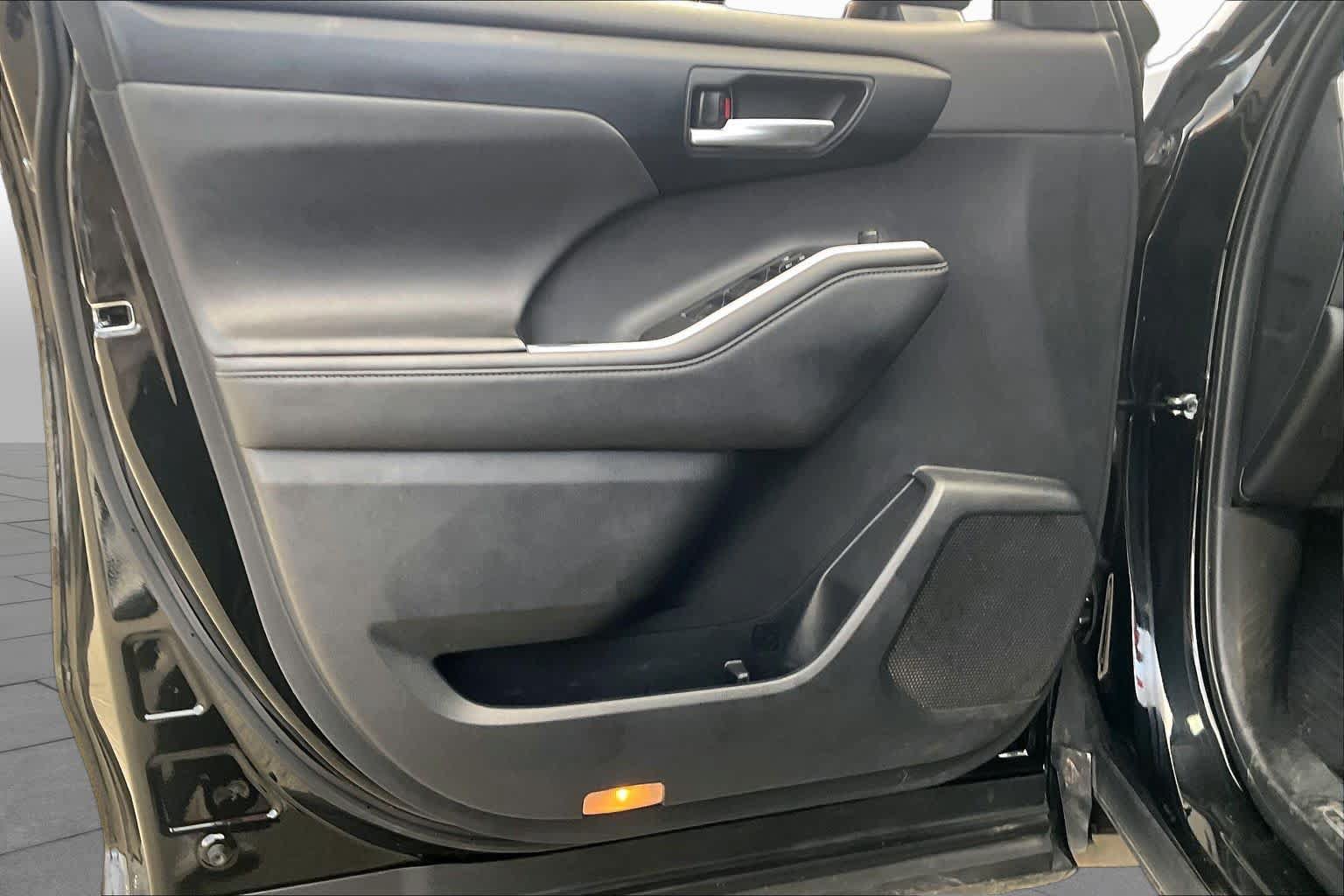 Used 2023 Toyota Highlander XSE FWD image 22