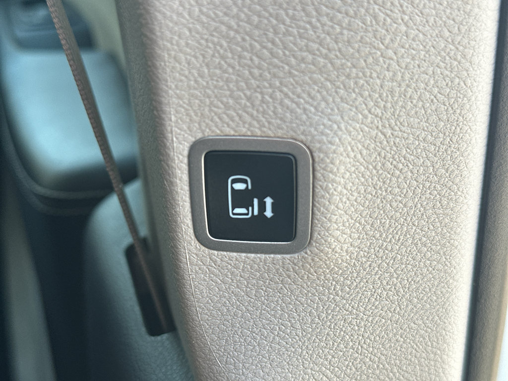 Used 2024 Chrysler Pacifica Touring-L FWD image 38