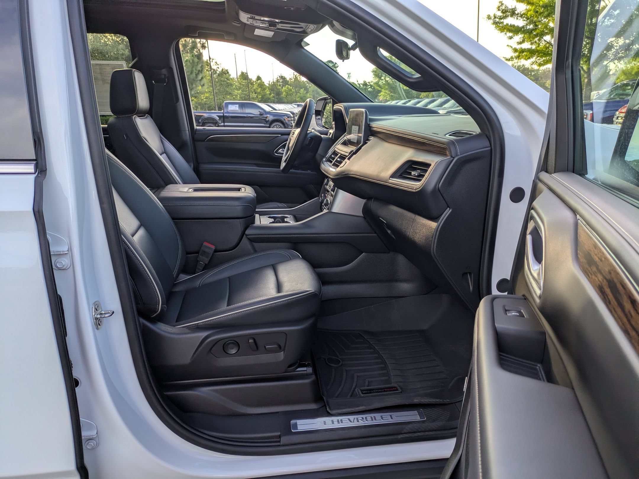 Used 2024 Chevrolet Tahoe Premier AWD/4WD image 37