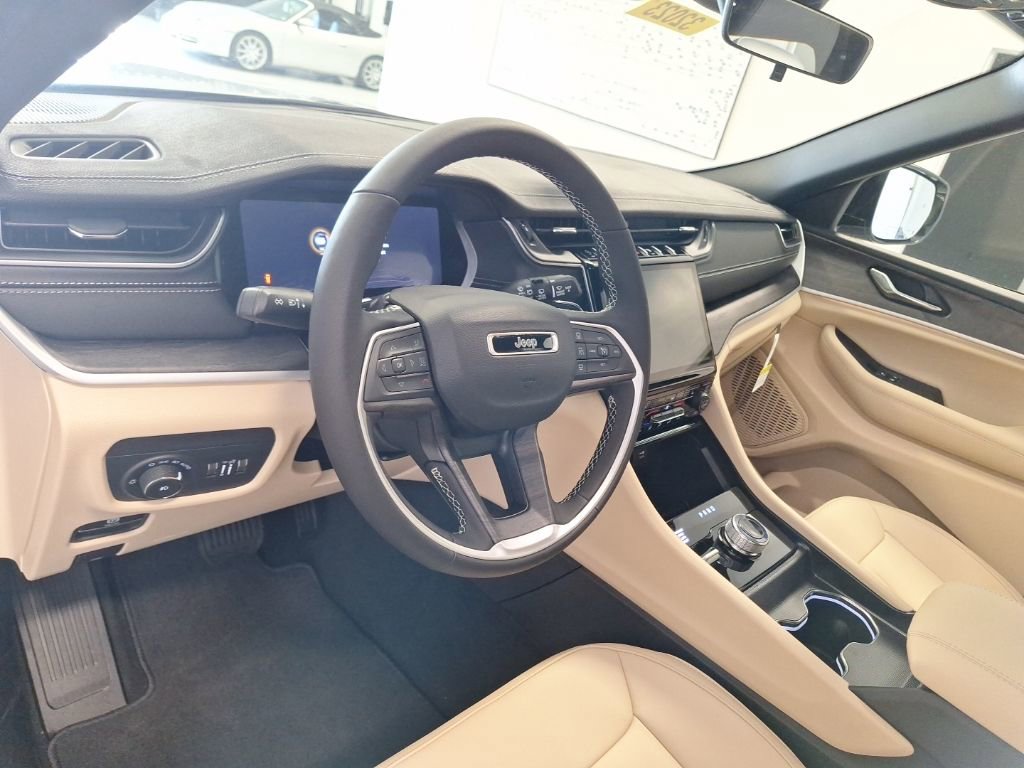 New 2025 Jeep Grand Cherokee Limited w/ Black Appearance Package image 2