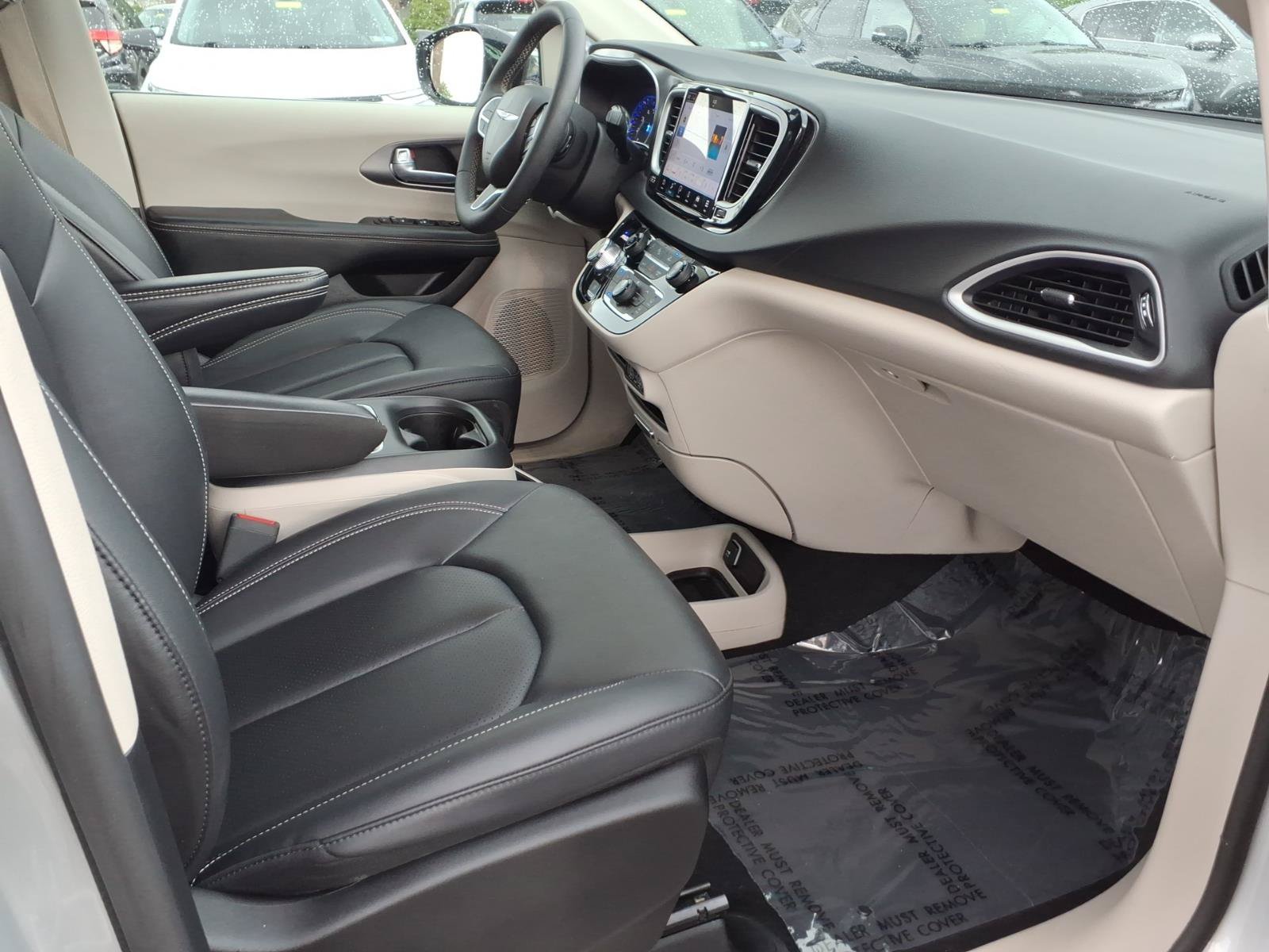 Used 2024 Chrysler Pacifica Touring-L FWD image 27