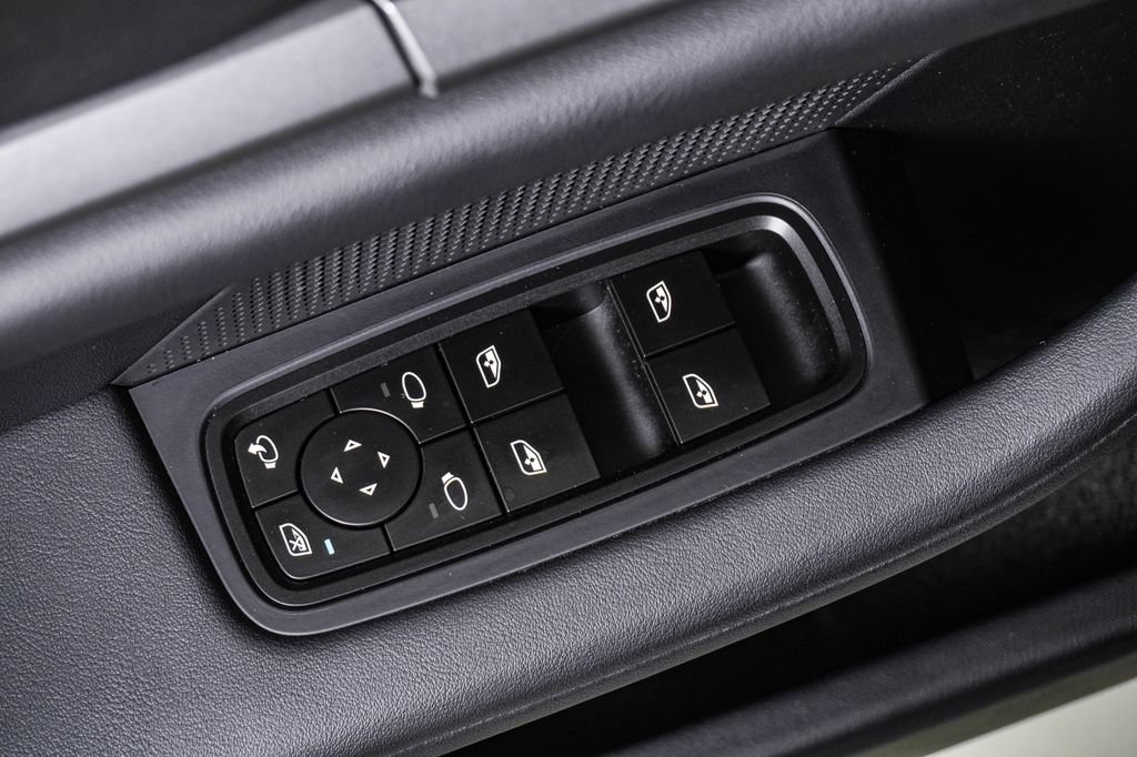 Certified 2025 Porsche Taycan AWD/4WD image 26